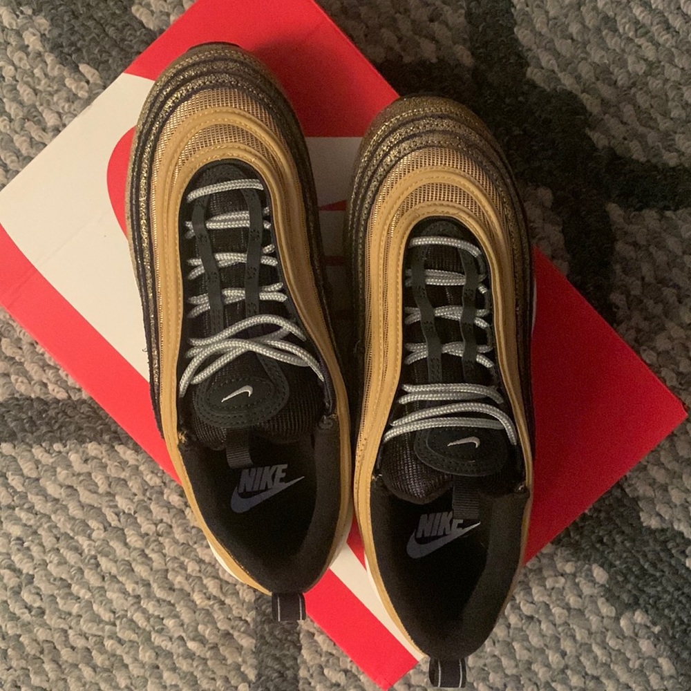 8.5 women’s Nike Air Max 97